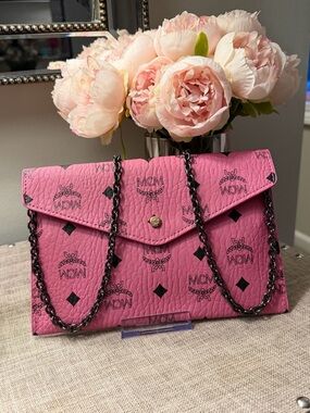 NIB Pink snap envelope Clutch w gunmetal crossbody chain GWP